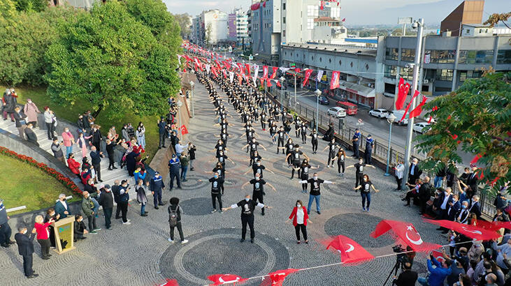 Bin kişi, sosyal mesafeli zeybek oynadı