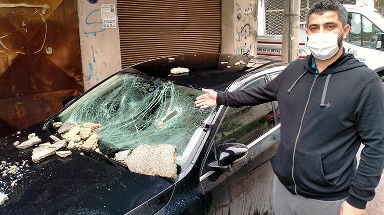 Binadan kopan beton parçaları otomobili bu hale getirdi!