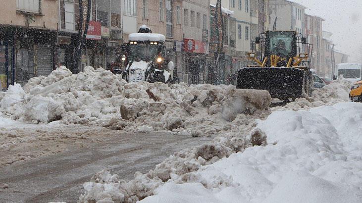 Bingöl'de 130 köy yolu kardan kapandı