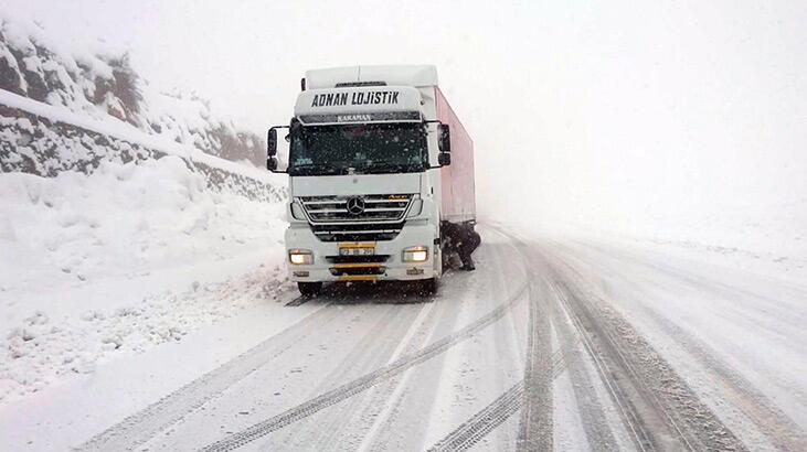 Bingöl’de 182 köy yolu kardan kapandı