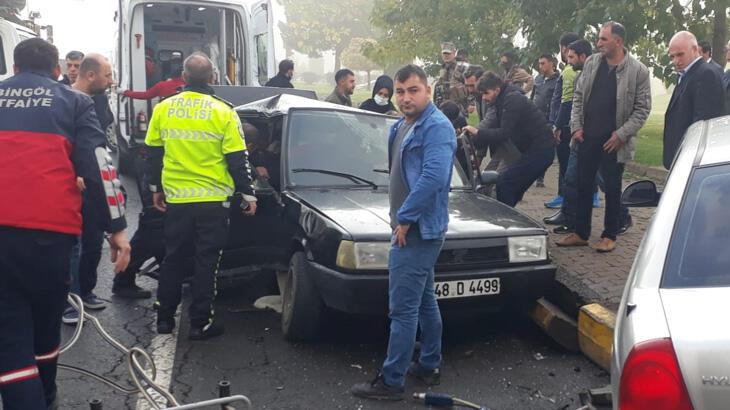 Bingöl'de 2 otomobil çarpıştı! 6 kişi yaralandı