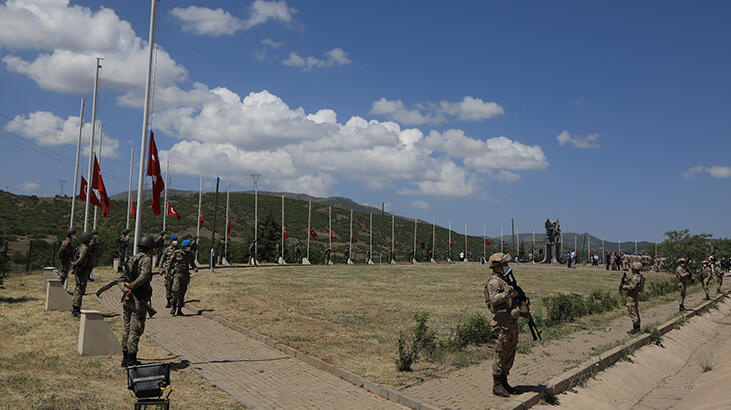 Bingöl'de PKK'lı teröristlerce şehit edilen sivil ve silahsız 33 asker anıldı