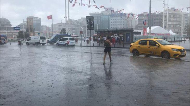 Bir anda bastırdı! Taksim'de zor anlar