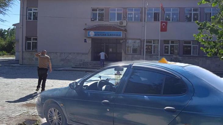 Bir kişiyi öldürüp karısı ile komşusunu ağır yaraladı