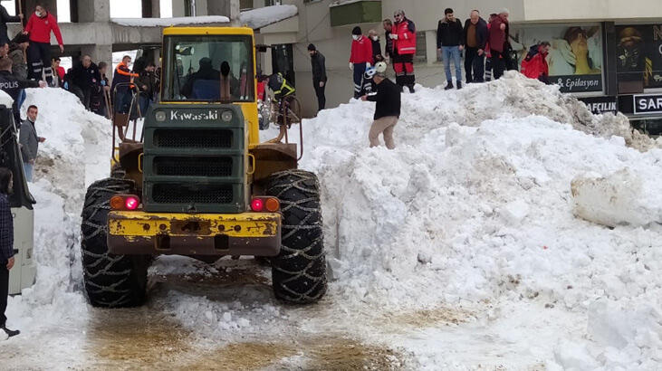 Bitlis'te çatıdan kar kütlesi düştü! Altında kalanlar var...