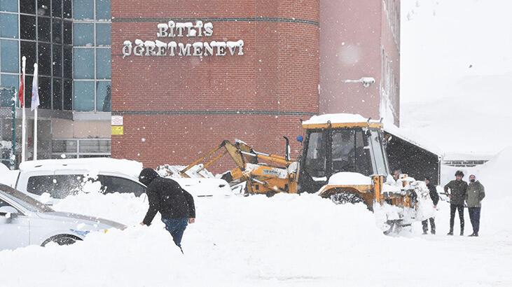 Bitlis'te öğretmenevinin bahçesine çığ düştü, araçlar altında kaldı