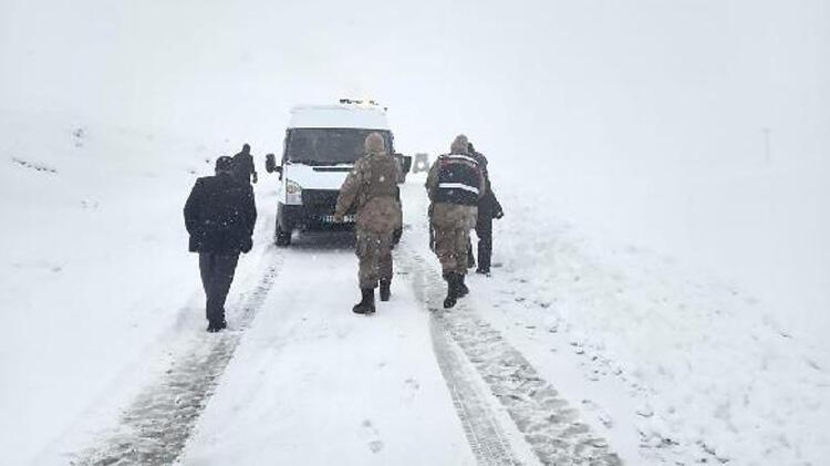 Bitlis'te tipide yolda kalan 2 servisteki 20 öğrenciyi jandarma kurtardı
