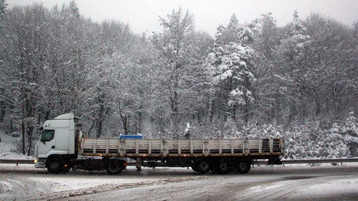 Bolu Dağı'nda kar yağışı etkisini sürdürdü