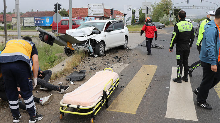Bolu'da iki otomobil kavşakta çarpıştı! Yaralılar var