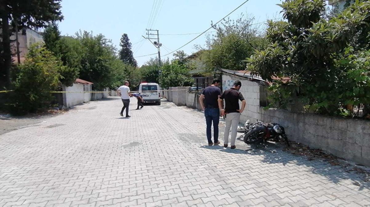 Boşanma aşamasındaki eşini küçük kızının gözleri önünde öldürüp gaspettiği minibüsle kaçtı