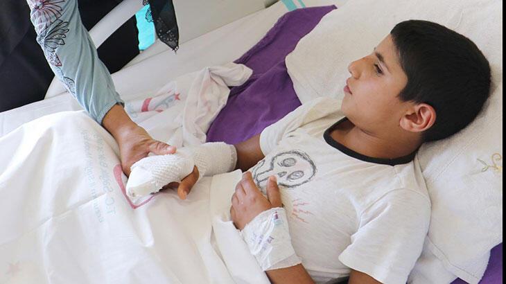 Bulduğu cisme taşla vurdu, kendini hastanede buldu