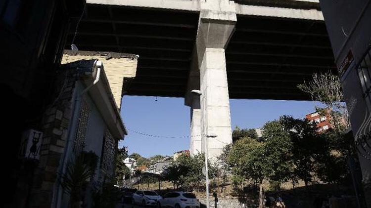 Burası Ortaköy! Köprüden taşlar düşüyor