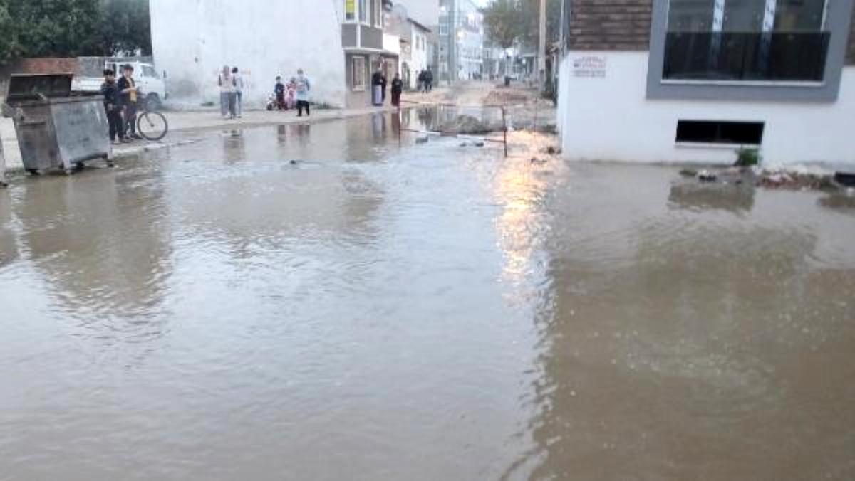 Burhaniye'de ana su borusu patladı, caddeyi su bastı