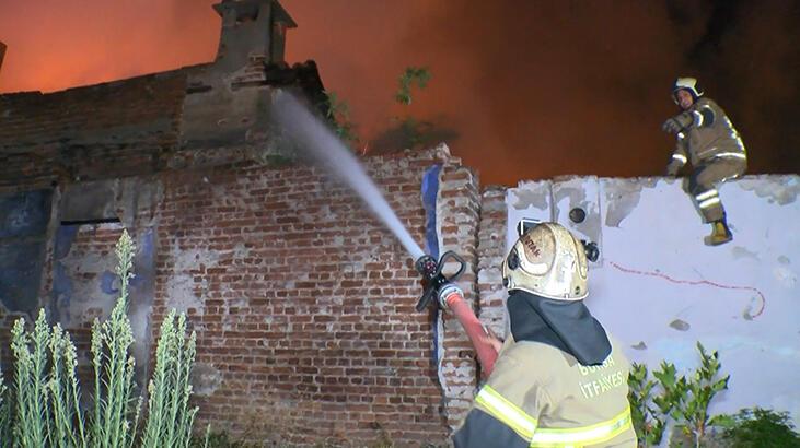 Bursa'da 2 katlı metruk bina yangın sonucu çöktü