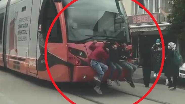 Bursa'da 3 çocuğun tramvayda tehlikeli yolculuğu kamerada