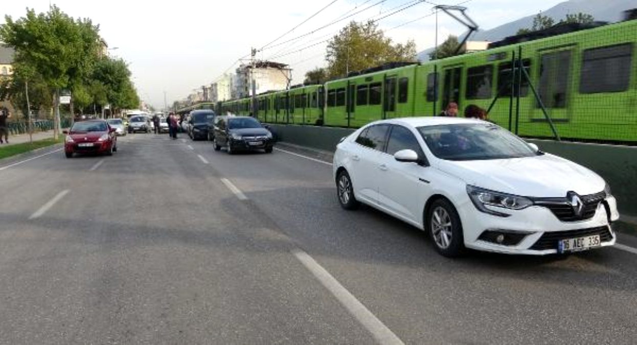 Bursa'da 8 aracın karıştığı zincirleme kaza