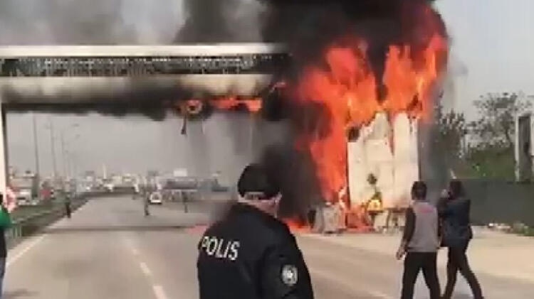 Bursa'da dehşet anları! Üst geçit alev alev yandı