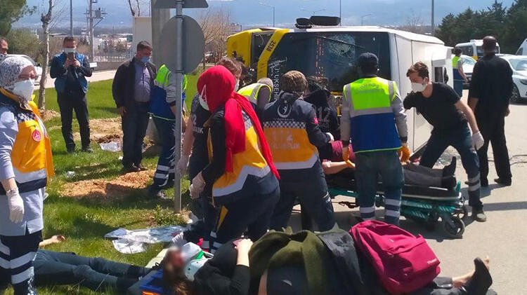 Bursa'da, direğe çarpan yolcu midibüsü yan yattı!