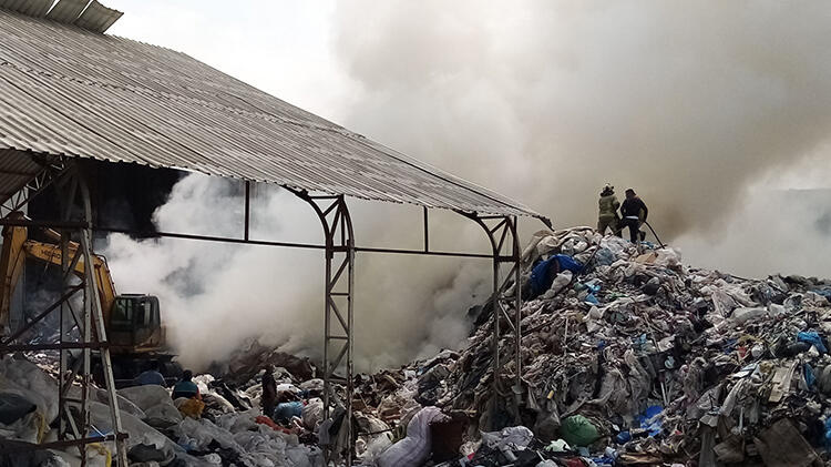 Bursa'da, geri dönüşüm tesisinde yangın