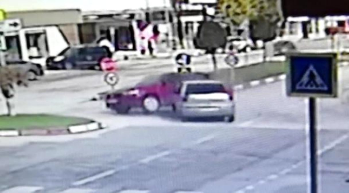 Bursa'da iki otomobilin çarpıştığı kaza kamerada