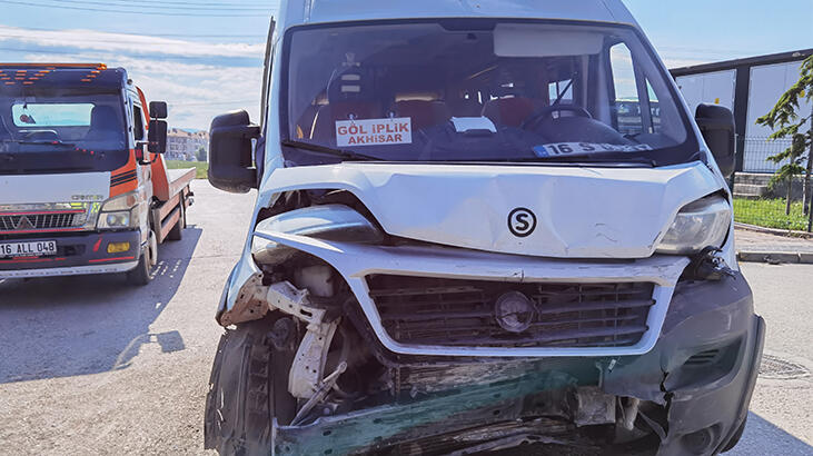 Bursa'da işçilerin minibüsü ile otomobil çarpıştı: 7 yaralı