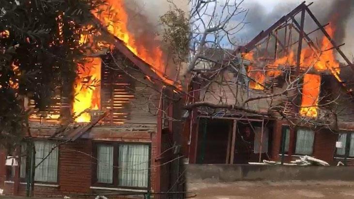 Bursa'da korkutan anlar! Ahşap ev alev topuna döndü