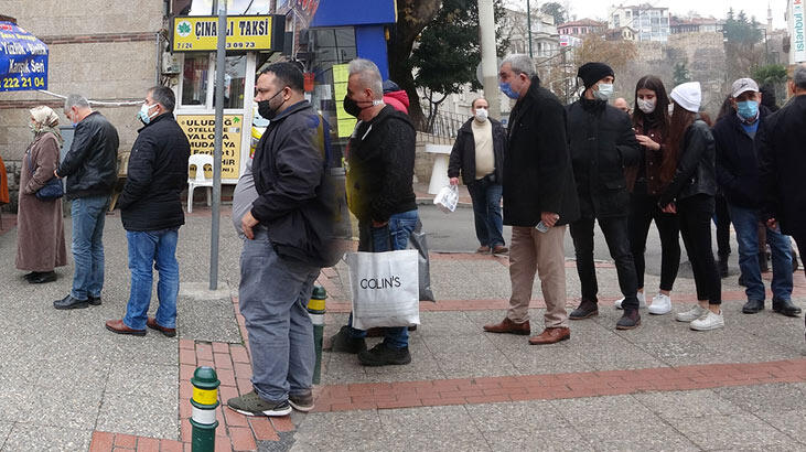 Bursa'da Milli Piyango bayileri önünde 100 milyonluk ikramiye kuyruğu