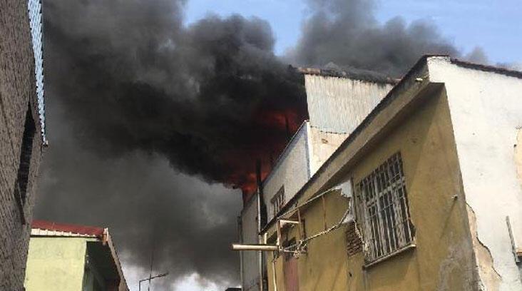 Bursa’da mobilya imalathanesinde yangın