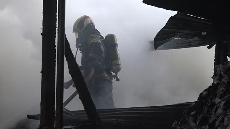 Bursa'da odun ve kömür depolama tesisindeki 2 depoda yangın