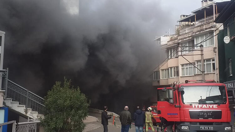 Bursa’da şehrin göbeğindeki alışveriş merkezinde yangın çıktı!