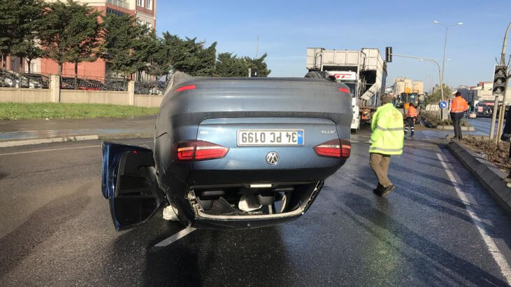 Büyükçekmece’de boş yolda otomobil takla attı