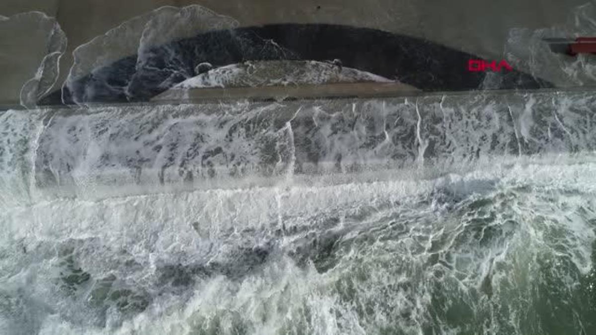 BÜYÜKÇEKMECE'DE DEV DALGALAR HAVADAN GÖRÜNTÜLENDİ