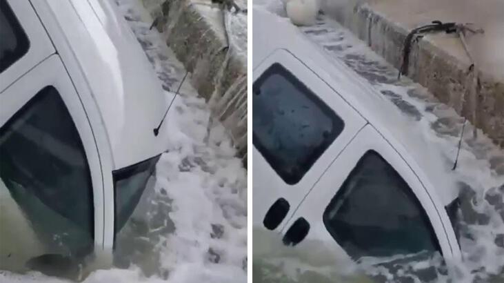 Büyükçekmece’de dev dalgalar park halindeki aracı böyle yuttu