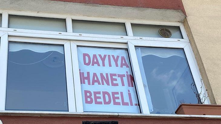 Büyükçekmece’de evin camında şaşırtan pankart