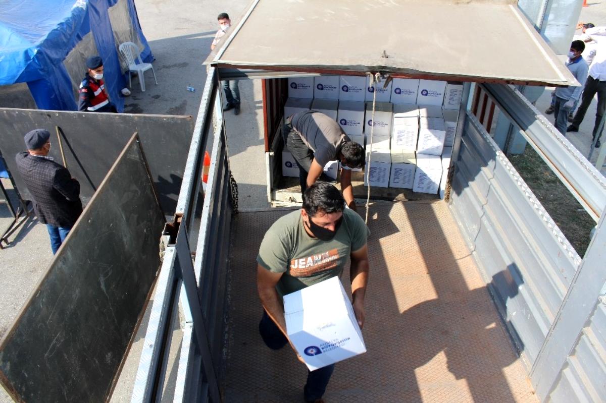 Büyükşehir'den karantinadaki  Finike Yuvalı'ya gıda desteği