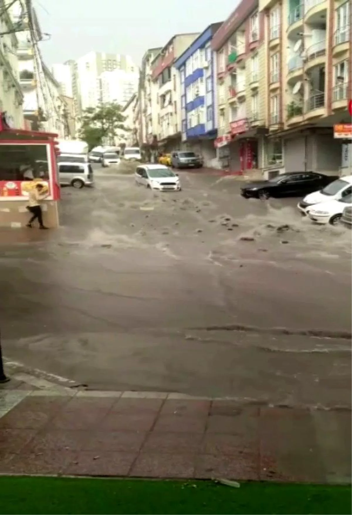 Caddeler sular altında kaldı