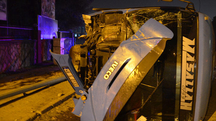 Çaldıkları midibüsle kaza yaptılar