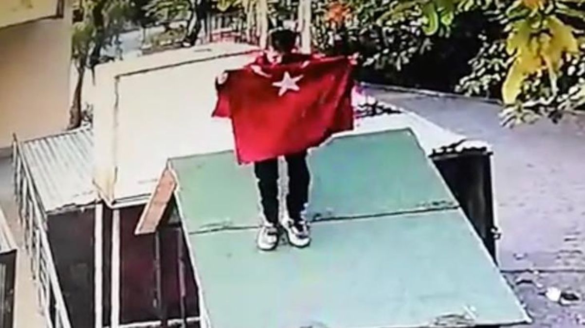 Çalındı sanılan Türk bayrağını milli takıma gönül veren çocuklar almış! Polisleri karşılarında görünce şaşırdılar