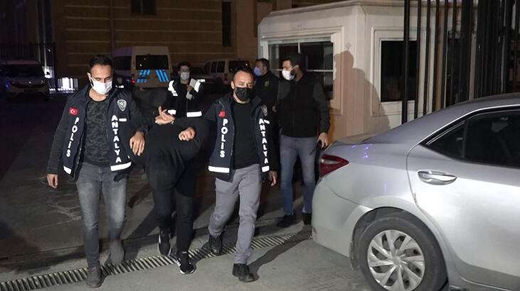 Çalıntı motosikletle kapkaç yaptılar, yakayı ele verdiler