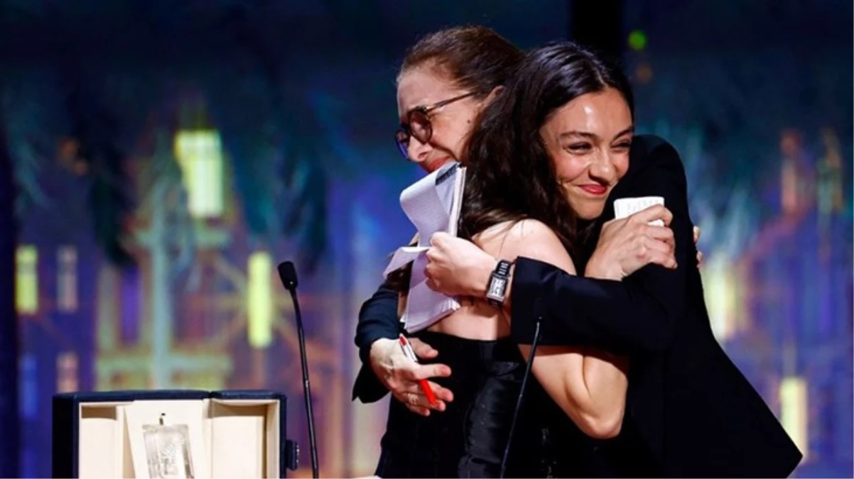 Cannes'da En İyi Kadın Oyuncu Ödülünü alan Merve Dizdar'a ünlüler ve siyasetçilerden tebrik yağdı