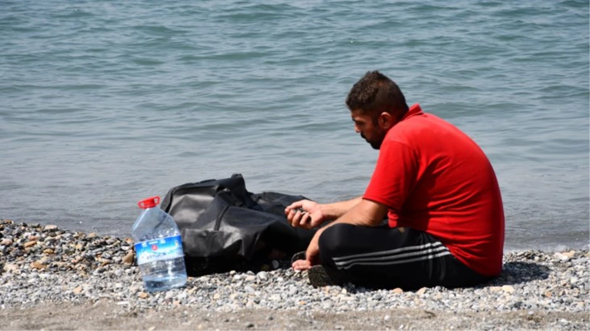 Çaresiz kardeş, denizde boğulan ağabeyinin başından bir an olsun ayrılmadı
