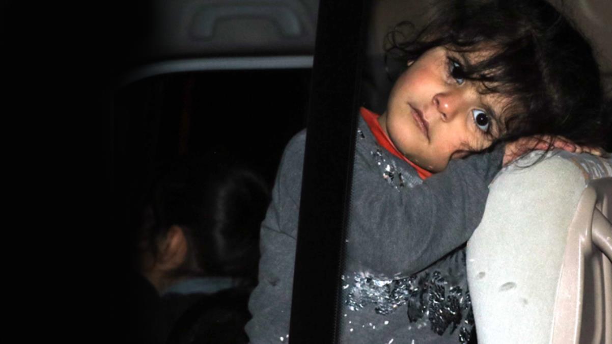 Çaresizliğin fotoğrafı! Göçmenlerin minibüsündeki çocuğun bakışları yürek burktu