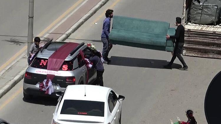 Çekyat ile düğün arabasının önünü kestiler! Bahşiş uğruna tehlikeli oyun