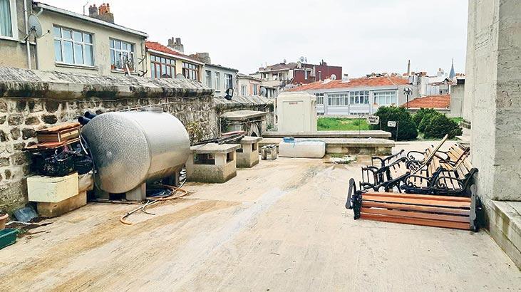 Cerrahpaşa'nın kemiklerini sızlatan görüntü! Tarihi ibadethane ardiyeye döndü