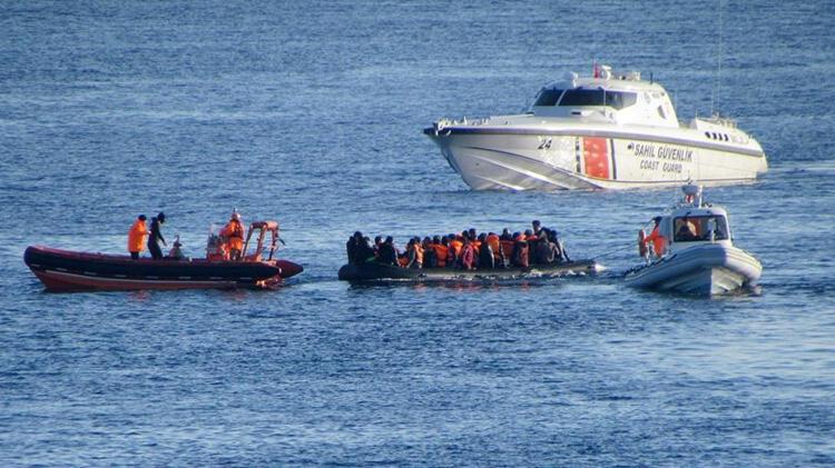 Çeşme'de 63 düzensiz göçmen kurtarıldı