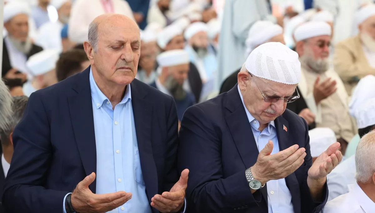 CHP'li vekil İlhan Kesici'nin Mahmut Ustaosmanoğlu'nun cenazesine katılması sosyal medyayı ikiye böldü