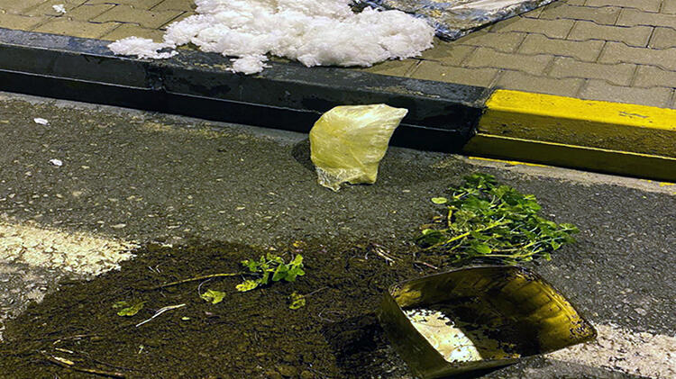 Çiçek saksısında uyuşturucu taşırken yakalandı!