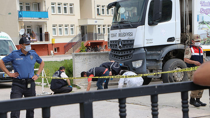 Çöp kamyonu 10 metre sürükledi! Emekli başçavuş öldü, emekli albay oğlu yaralı