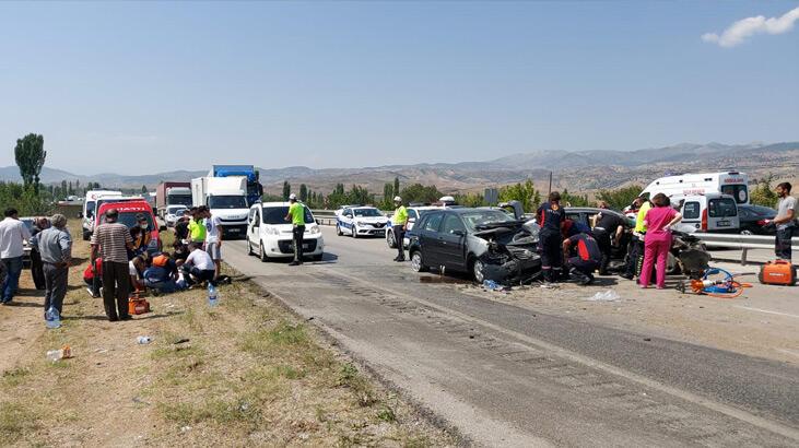 Çorum'da iki otomobil çarpıştı: 6 yaralı