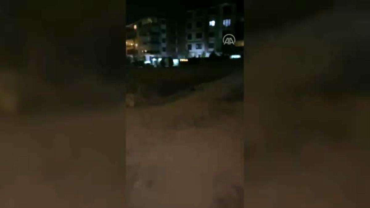 Çukura düşen otomobildeki 3 kişi yaralandı